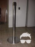 стойка ограждения с выдвижной лентой